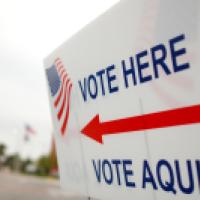 Vote here sign in English and Spanish